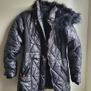 Elegant Black Quilted Puffer Jacket with Faux Fur Hood